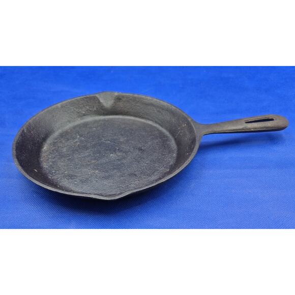 Vintage 8" Cast Iron Skillet Double Spouts Made in Taiwan - Picture 3 of 7